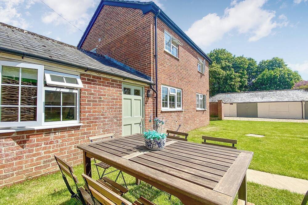 3 bedroom accommodation in Poulshot, near Devizes in Wiltshire