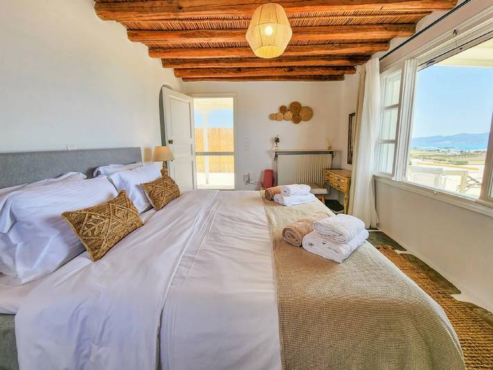 Villa for 2 people, with ocean view and balcony as well as yard in Paros