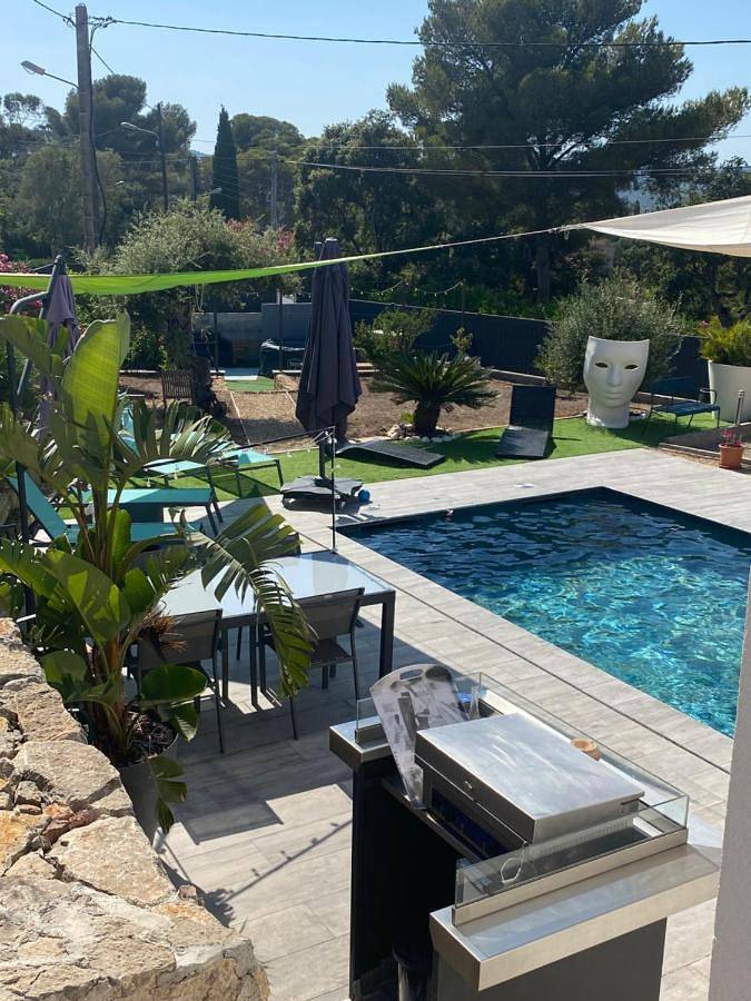 Location de vacances pour 6 personnes, avec vue ainsi que piscine et jardin dans Plage de la Baumette - 2