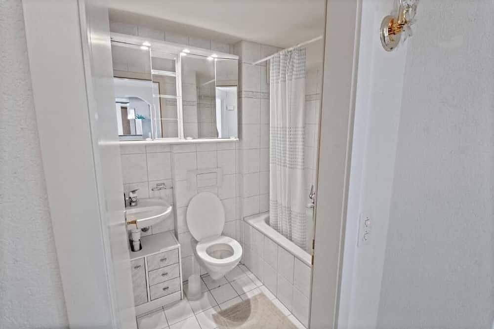 Apartamento entero, The apartment is on the shores of Lake Geneva and close to the train station and the amenities of Sa in Saint-Gingolph, Lago Lemán
