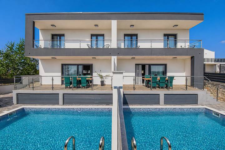Villa pour 12 personnes, avec piscine et balcon à Kanfanar