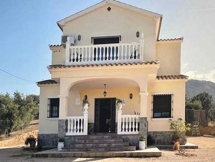 Casa de vacaciones para 8 personas, con jardín además de vistas y piscina, Se admiten mascotas en Villanueva del Trabuco