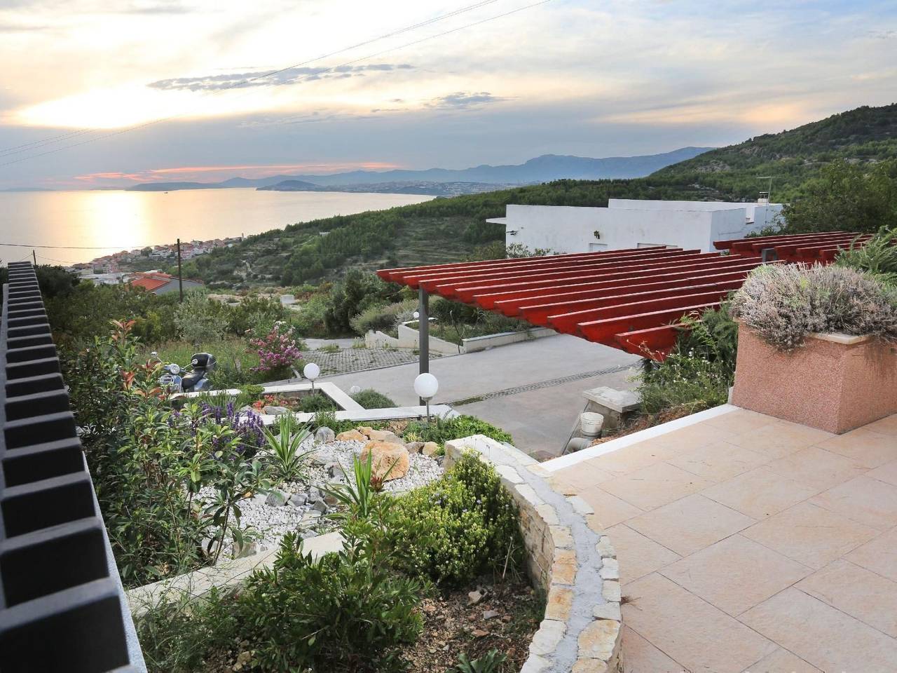 Appartement entier, Mit Terrasse und herrlichem Ausblick in Podstrana, Split-Dalmatie