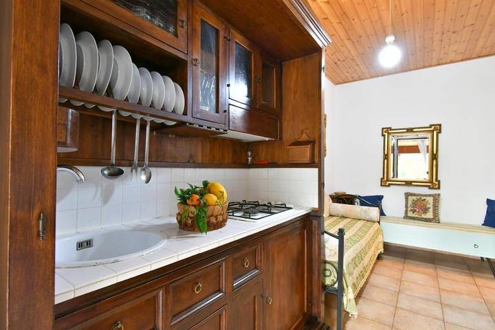 Gîte pour 3 personnes, avec jardin et terrasse, adapté aux familles dans Ischia - 2