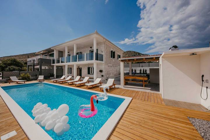 Villa für 8 Personen, mit Whirlpool und Sauna sowie Pool und Balkon in Trogir