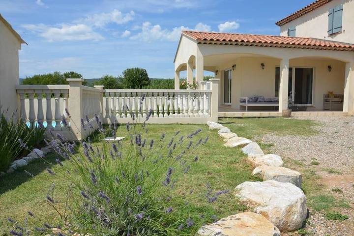 Gîte pour 4 personnes, avec vue et piscine ainsi que terrasse et jardin à Pourrières - 2
