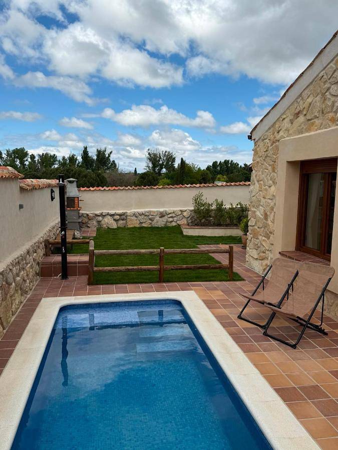 Casa rural para 7 personas, con vistas además de jardín y piscina en Valdeprados