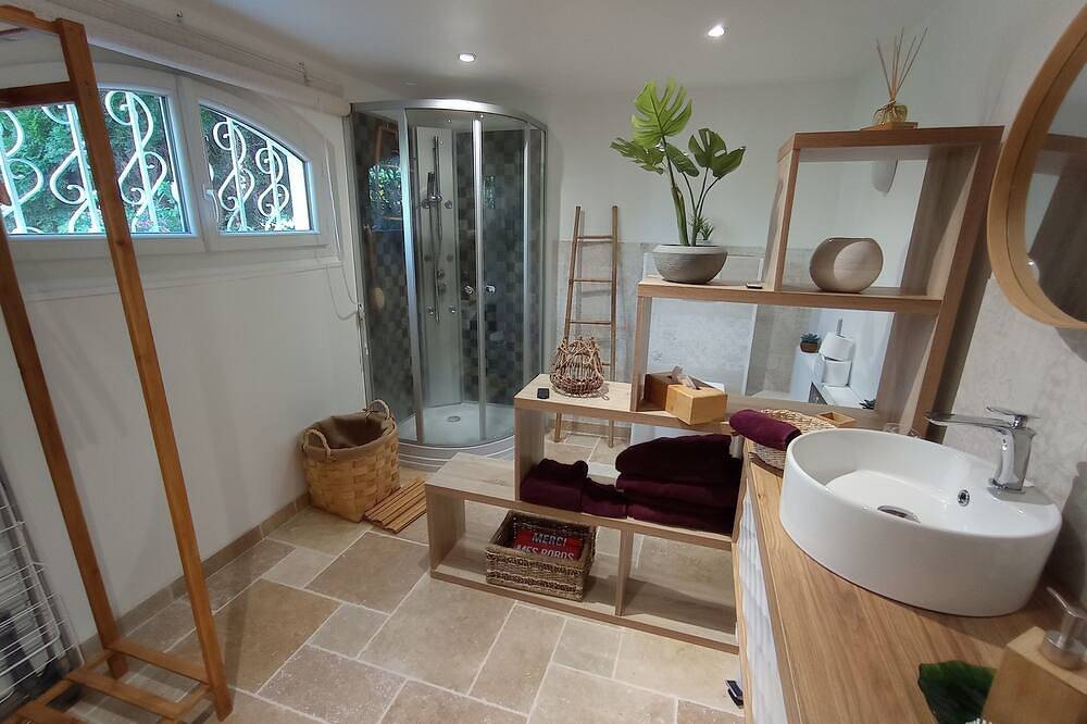 Entire apartment, On the outskirts of Périgueux among the pines in a quiet garden Spa optional in Trélissac, Périgord Blanc