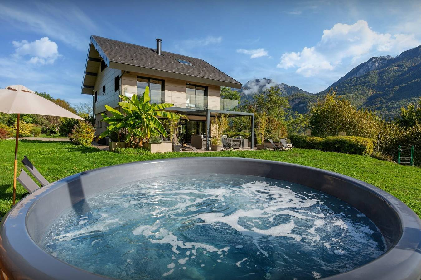 Lake Annecy property for 8 with nordic spa & great views - Ovo Network in Doussard, Parc naturel régional du Massif des Bauges