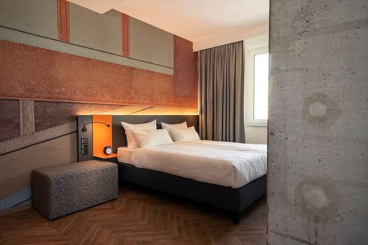 Bright Modern Room Steps from Marktplatz S-Bahn – 2 Min to Local Attractions in Offenbach am Main, Offenbach