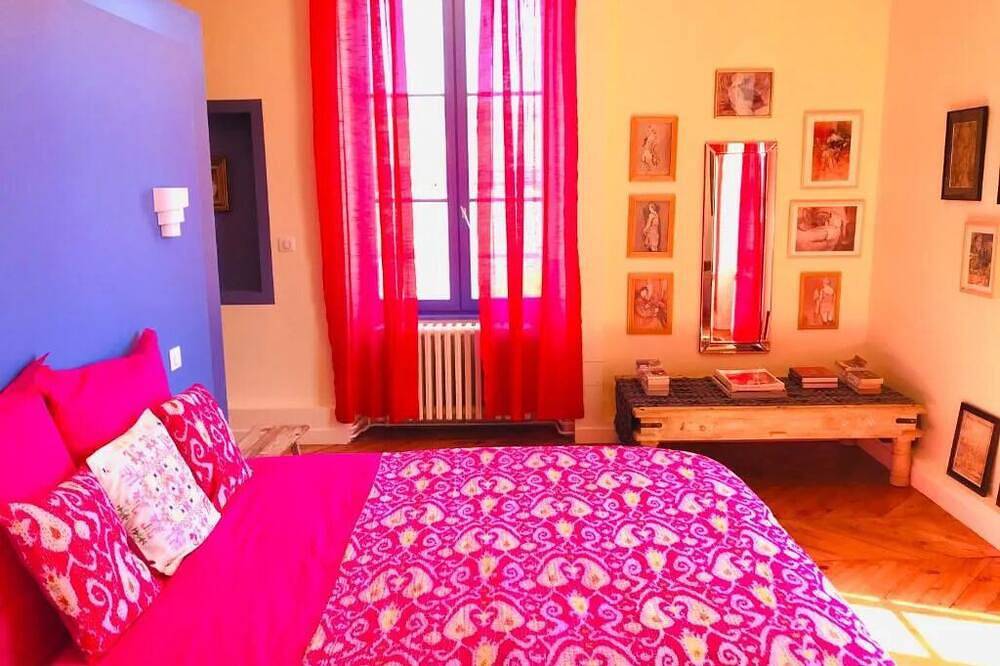 The colors of Commarin Chambre Bleue in Commarin, Beaune region