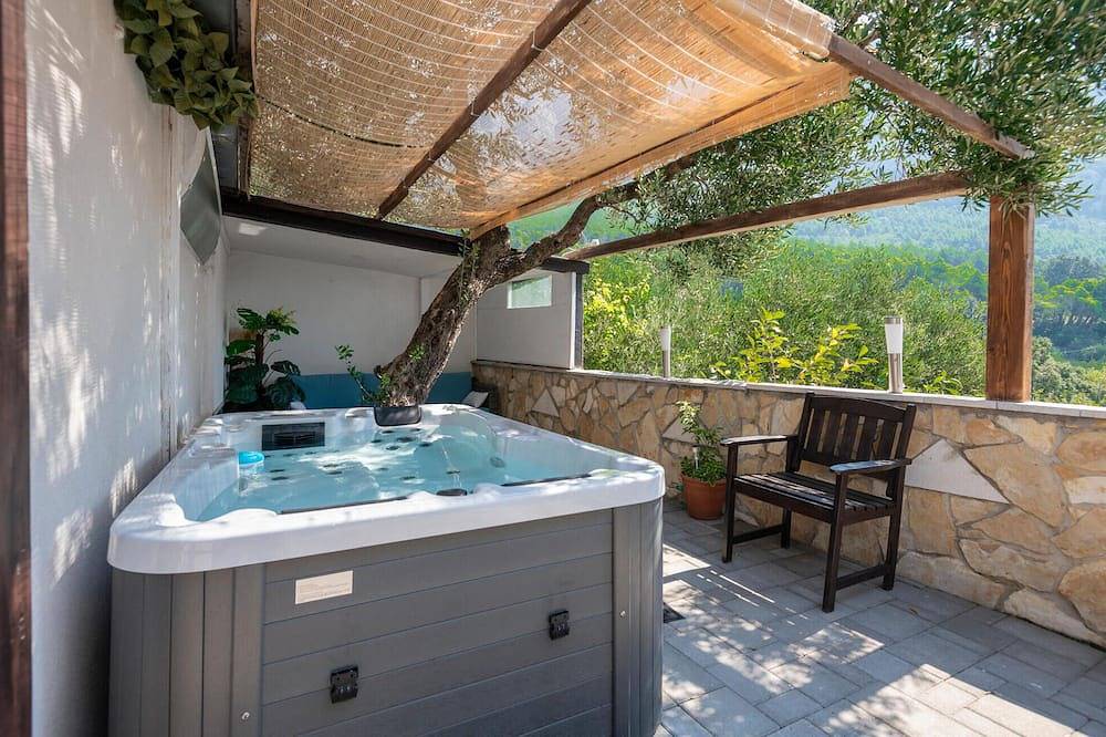 Beautiful home in Makarska with kitchen in Veliko Brdo, Makarska