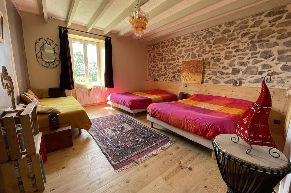 Maison de campagne avec piscine privée et chauffée, sans vis à vis, en Auvergne in La Tuilière, Région de Roanne