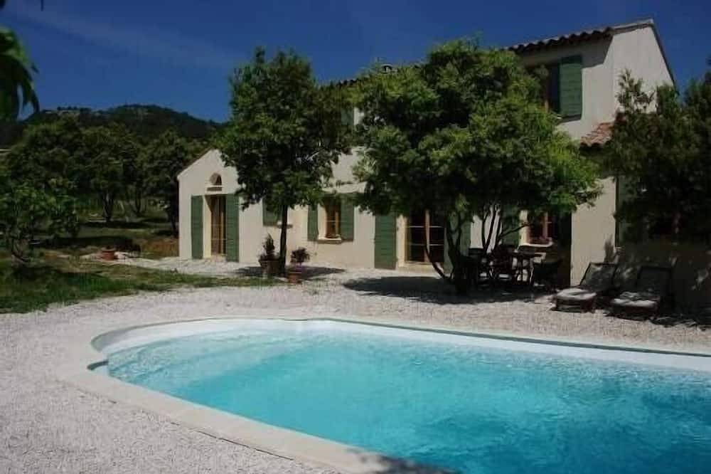 Magnifique Bastide  dans un cadre verdoyant et tranquille . in Lauret, Côte méditerranéenne (France)