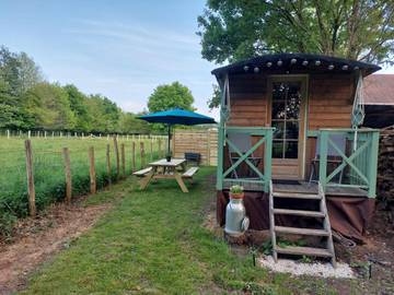 Tente pour 2 personnes, avec jardin ainsi que vue et terrasse dans la Sarthe