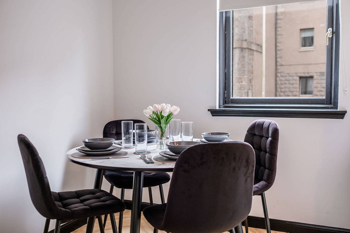 Stylish 2Br-Near Union Square  Train Station-Wi-Fi - Central Location in Aberdeen, Aberdeenshire
