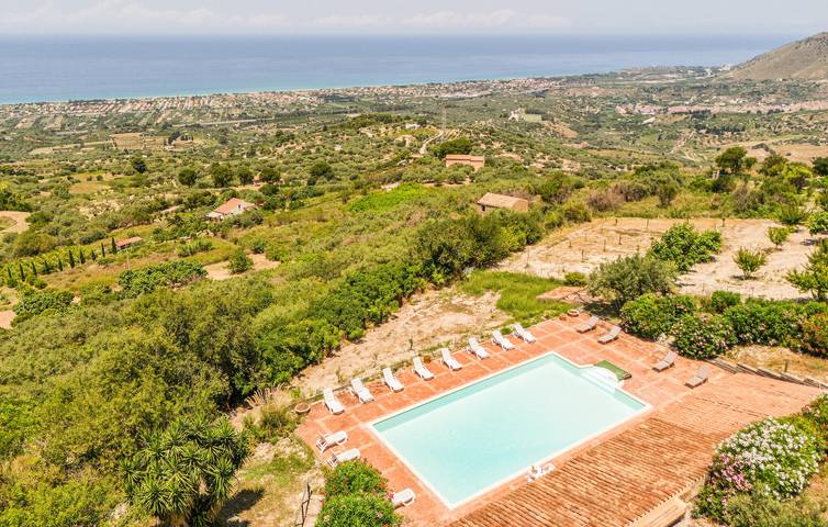 Appartamento intero, Appartamento vista mare con parcheggio, piscina e cucina - a 1000 m dal Ristorante dell'Agriturismo Le Campanelle in Collesano, Provincia di Palermo