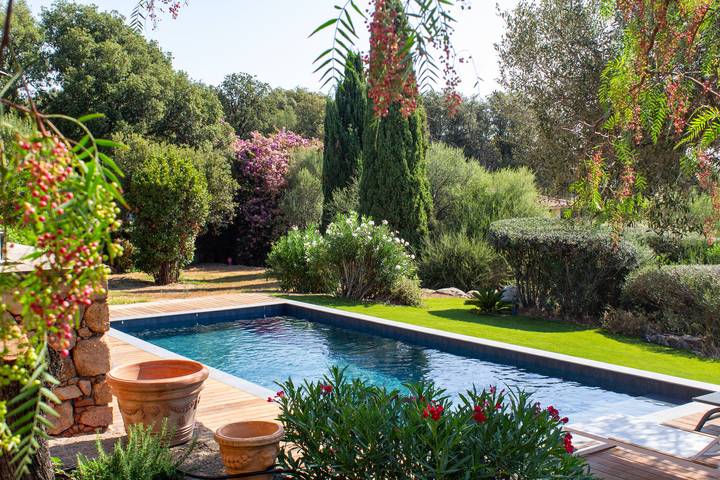 Location de vacances pour 8 personnes, avec terrasse ainsi que jardin et piscine dans Pinarellu - 2