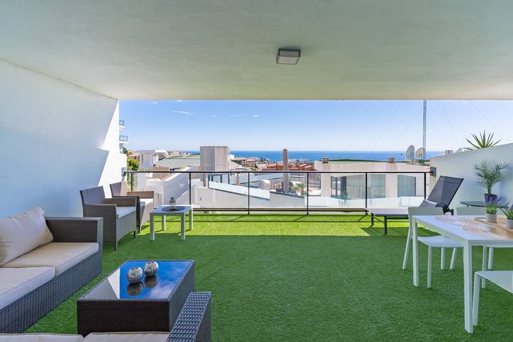 Entire apartment, Apartment 'Gran Terraza con Vistas al Mar A111' with Wi-Fi and Air Conditioning in Riviera del Sol, Mijas