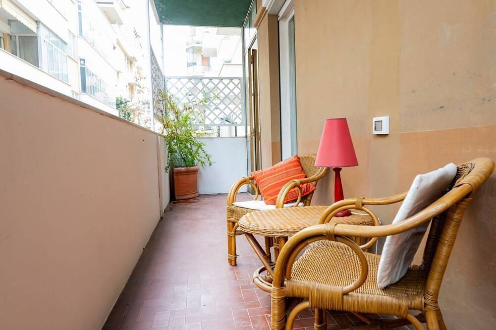 Apartamento entero, Guesthost - Colorful 60 sqm apartment with balcony, just a 5-minute walk from the sea. The accommodation is located on the first floor of a building with lift and can host up to 2 guests.The building is situated in a quiet residential area, well served b in Pescara, Costa Adriatica Abruzzo