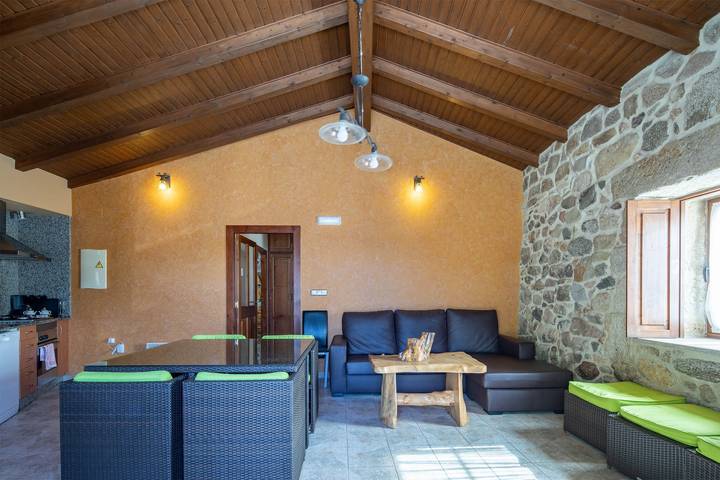 Vacation Home "Casa Bahia" with Mountain View & Wi-Fi in Bueu, Rías Baixas
