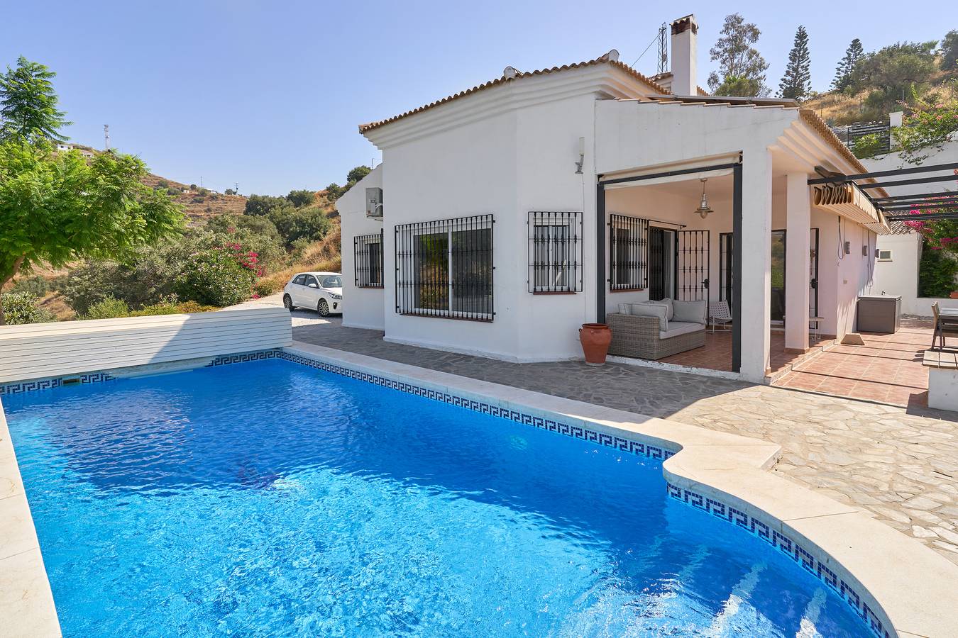 Villa 'Amapola' con vistas al mar, piscina privada y Wi-Fi in Sayalonga, Costa del Sol