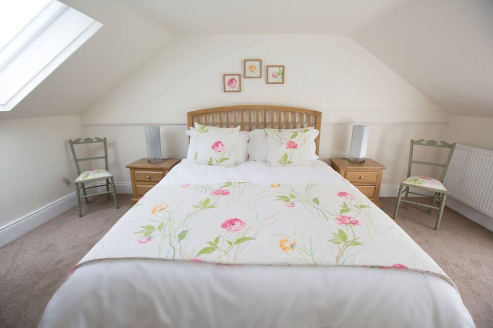 Stone Built Cottage with Large Enclosed Garden & Private Lake Area in Northumberland