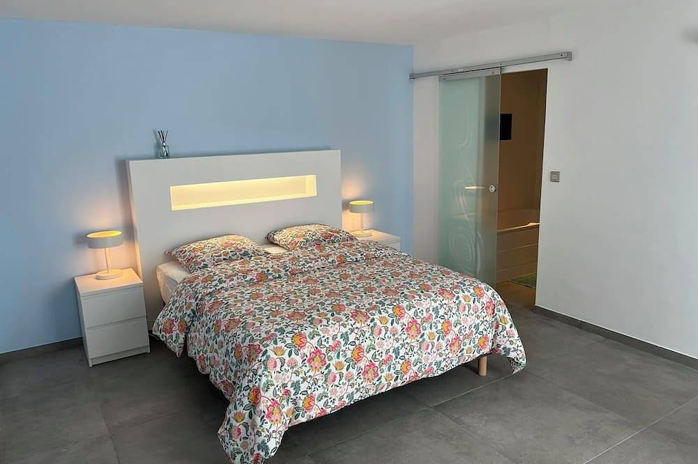 Apartamento entero, Apartment in a Basque-style house, with a tree-lined garden, pool, hot tub, and ocean views; ideal for 6 people. in Briscous, Region de Bayona