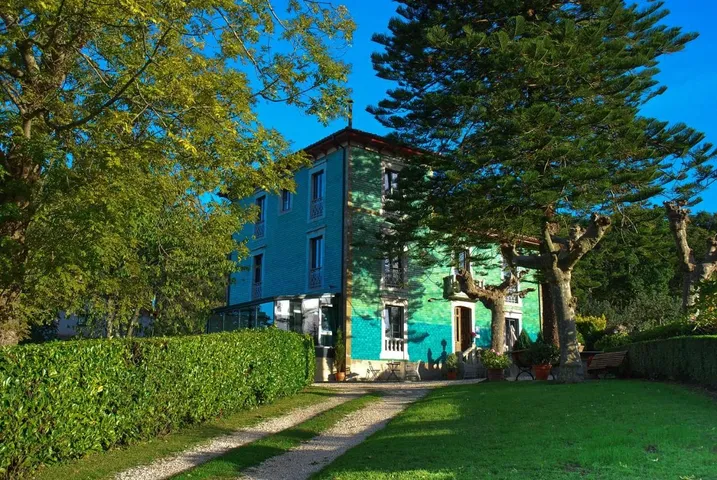 Hotel para 3 personas, con jardín además de terraza y vistas - 1