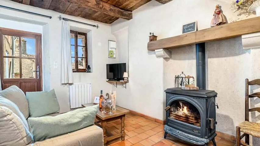 Gîte pour 8 personnes, avec jardin à Simiane-la-Rotonde