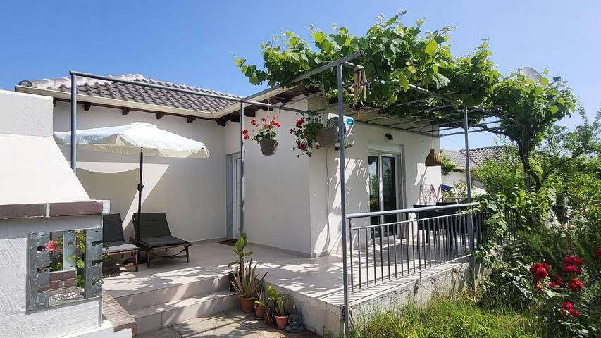 Vacation rental for 4 people, with terrace and yard in Thassos