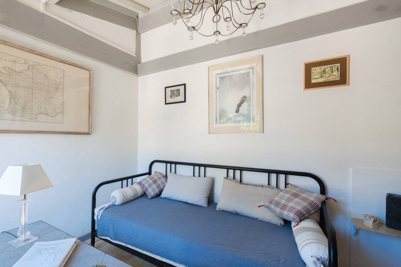 Bed and Breakfast 'Grenade' with Shared Terrace, Wi-Fi and Air Conditioning in Menton, Nice region