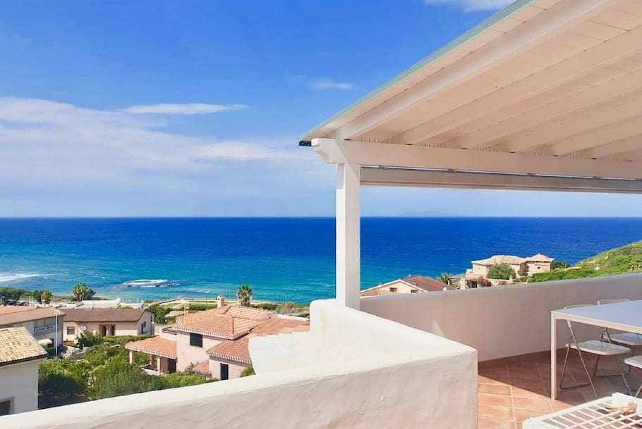Castel Sardo grande attico con spettacolare vista mare, veranda e spiaggia in Lu Bagnu, Castelsardo