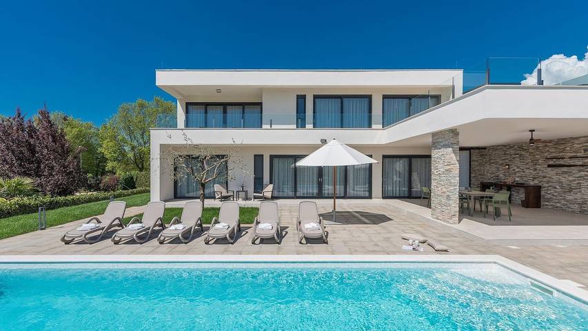 Ferienhaus für 8 Personen, mit Whirlpool und Sauna sowie Garten und Pool in Novigrad