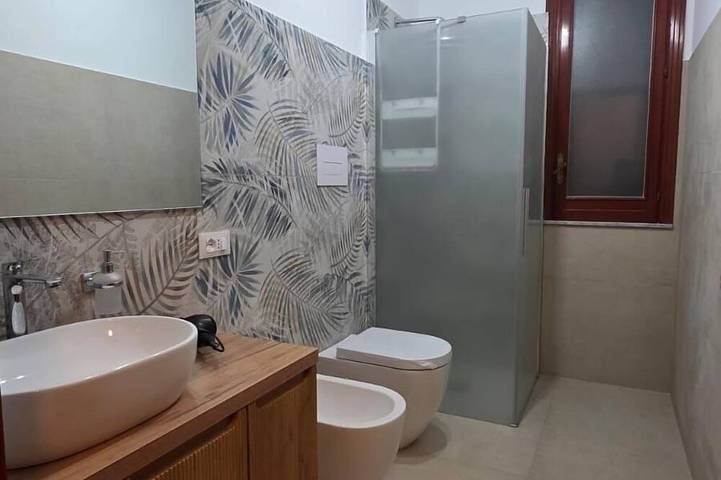 Villa independiente cerca del mar, vallada con jardín y parking interior. in Spiaggia (Campofelice di Roccella), Campofelice di Roccella
