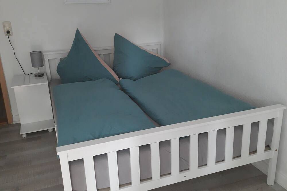 Ganze Wohnung, Kleine Ferienwohnung mit Balkon \nim Dachgeschoss eines ehemaligen Bauerhofes. in Wankendorf, Südliche Ostseeküste