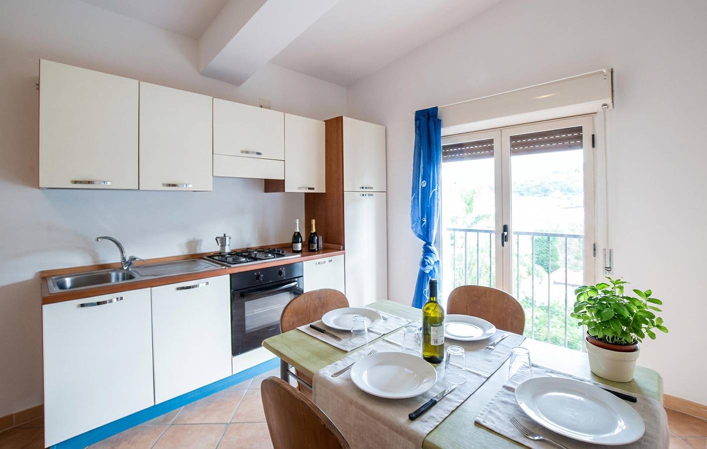 Appartamento intero, Appartamento con vista mare, piscina, WiFi e parcheggio - Vicino alla spiaggia in Palmi, Provincia di Reggio Calabria