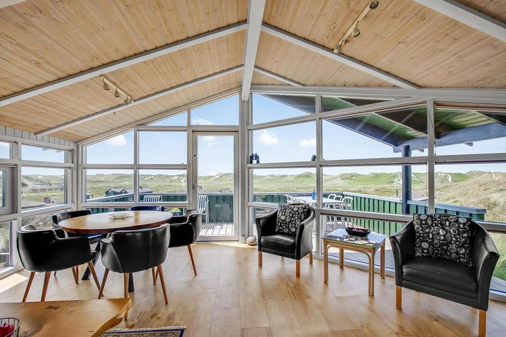 Schönes Ferienhaus mit Außen-Whirlpool und Außensauna, hoch oben gelegen mit einer einzigartigen Aussicht in Houvig in Ringkøbing, Holmsland Klit
