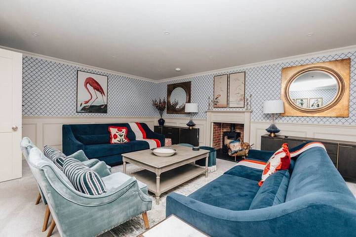 Holiday rental for 14 people, with garden and hot tub as well as balcony, with pets in North Wessex Downs