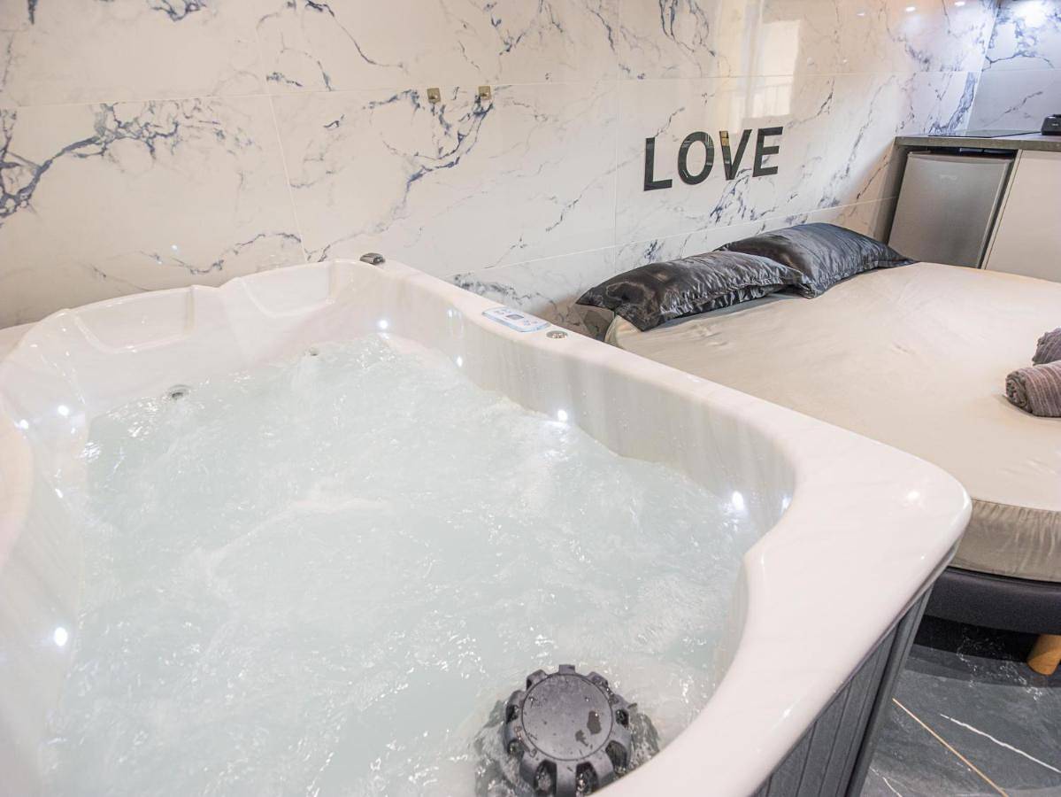 Le Saphir Spa & Jacuzzi in Manosque, Parc naturel régional du Luberon