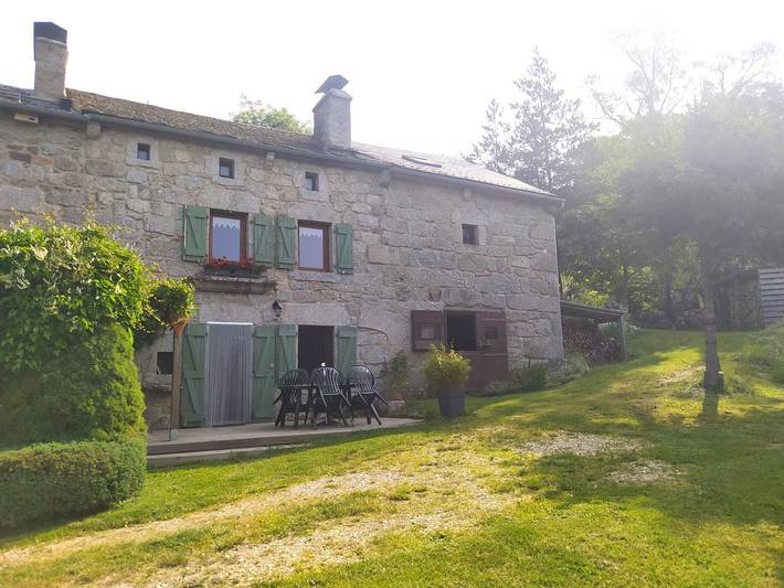 Gîte pour 5 personnes, avec vue et jardin dans Lajo