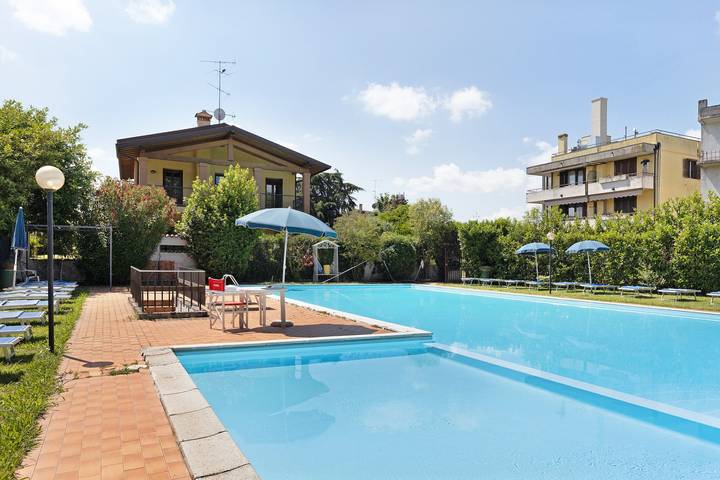Location de vacances pour 7 personnes, avec Balcon ainsi que Jardin et Bassin pour enfant à Desenzano del Garda