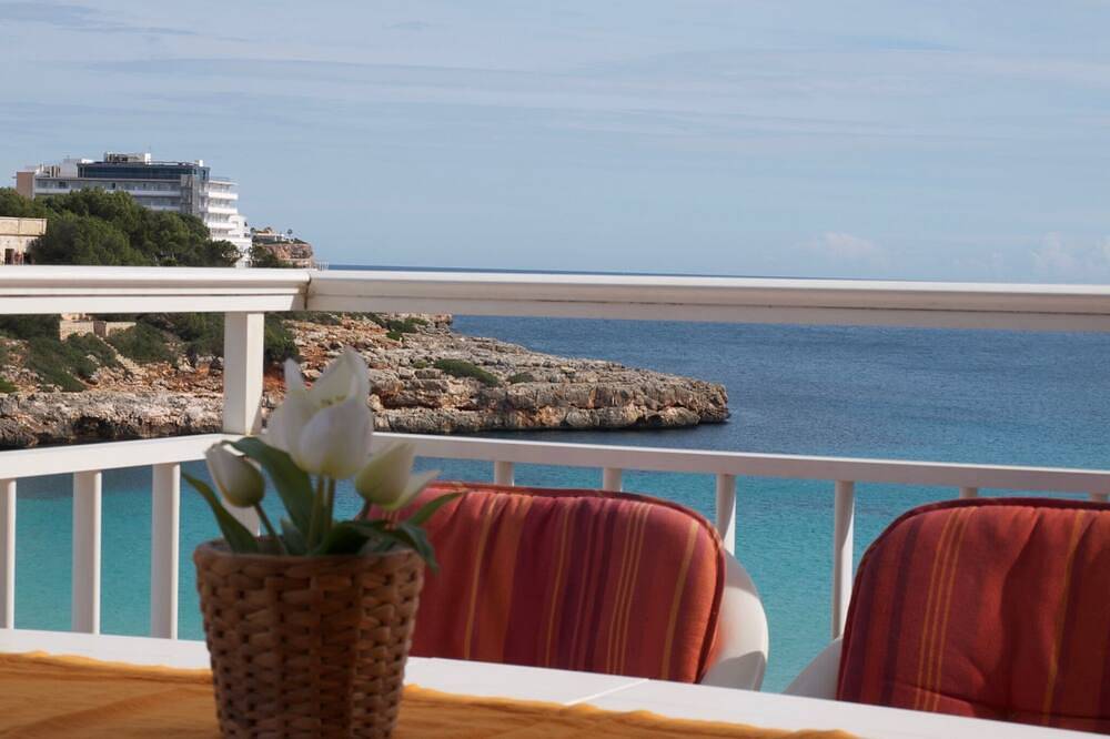 Entire apartment, Apartment on the seafront in Platja de Cala Marçal, Felanitx