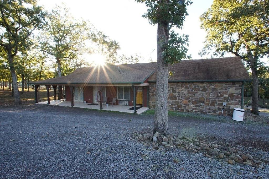Log Cabin for 2 Guests in Lake Tenkiller, Ozark Mountains
