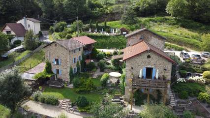 Chambre d’hôte pour 4 personnes, avec jardin ainsi que piscine et vue à Bertignat