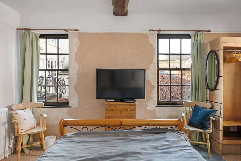 Grade Ii Listed Cottage in Central Taunton in Taunton, Somerset