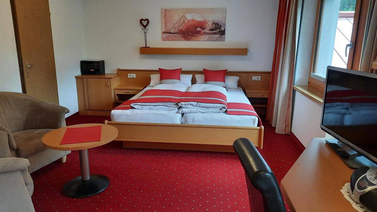 Gästehaus Almrausch, Ferienanlage mit Pool in Nassereith, Bezirk Imst