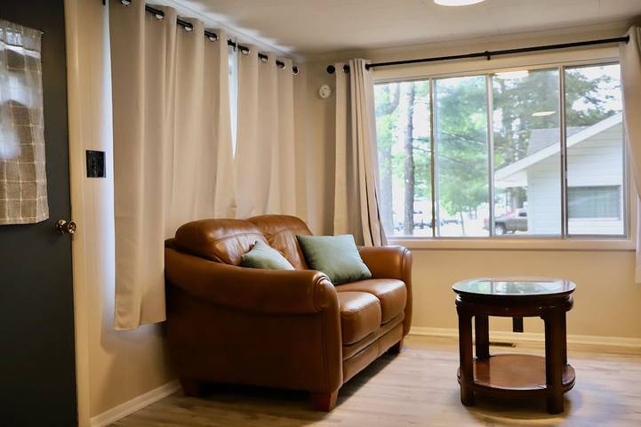 Cabin for 6 people, with yard and terrace in Higgins Lake