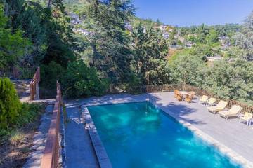 Casa rural para 25 personas, con jardín además de vistas y piscina en Miraflores de la Sierra