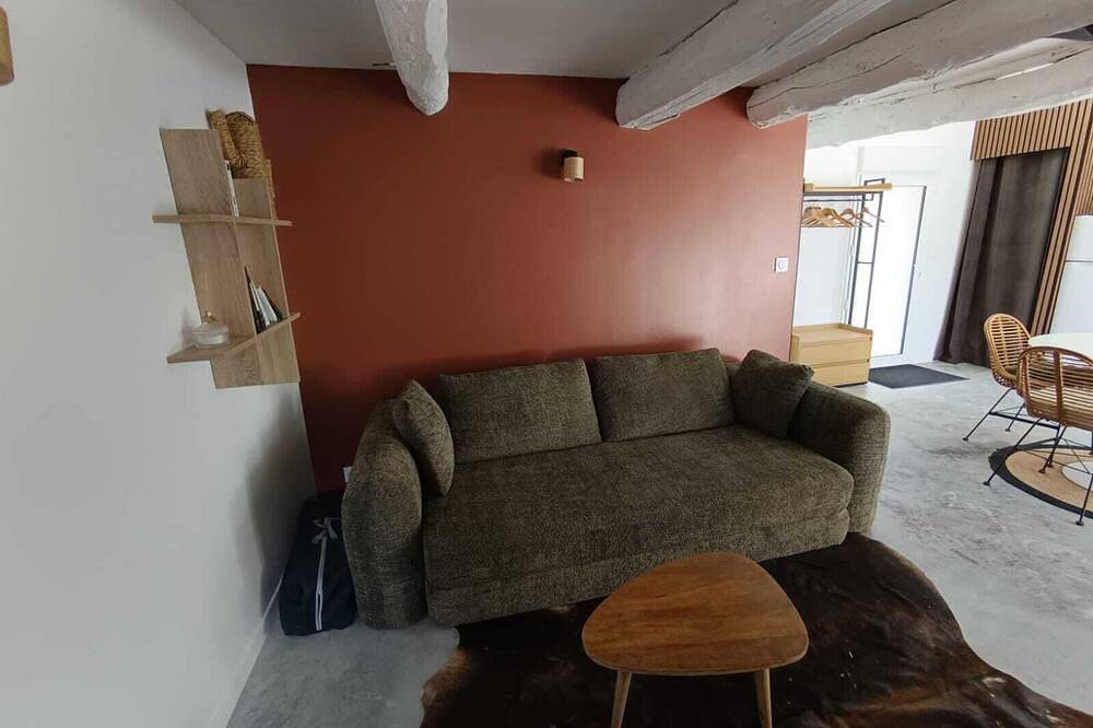 Ganze Wohnung, Newly renovated apartment in beautiful farmhouse with south-facing terrace. Pets allowed in Merlevenez, Côte des Mégalithes